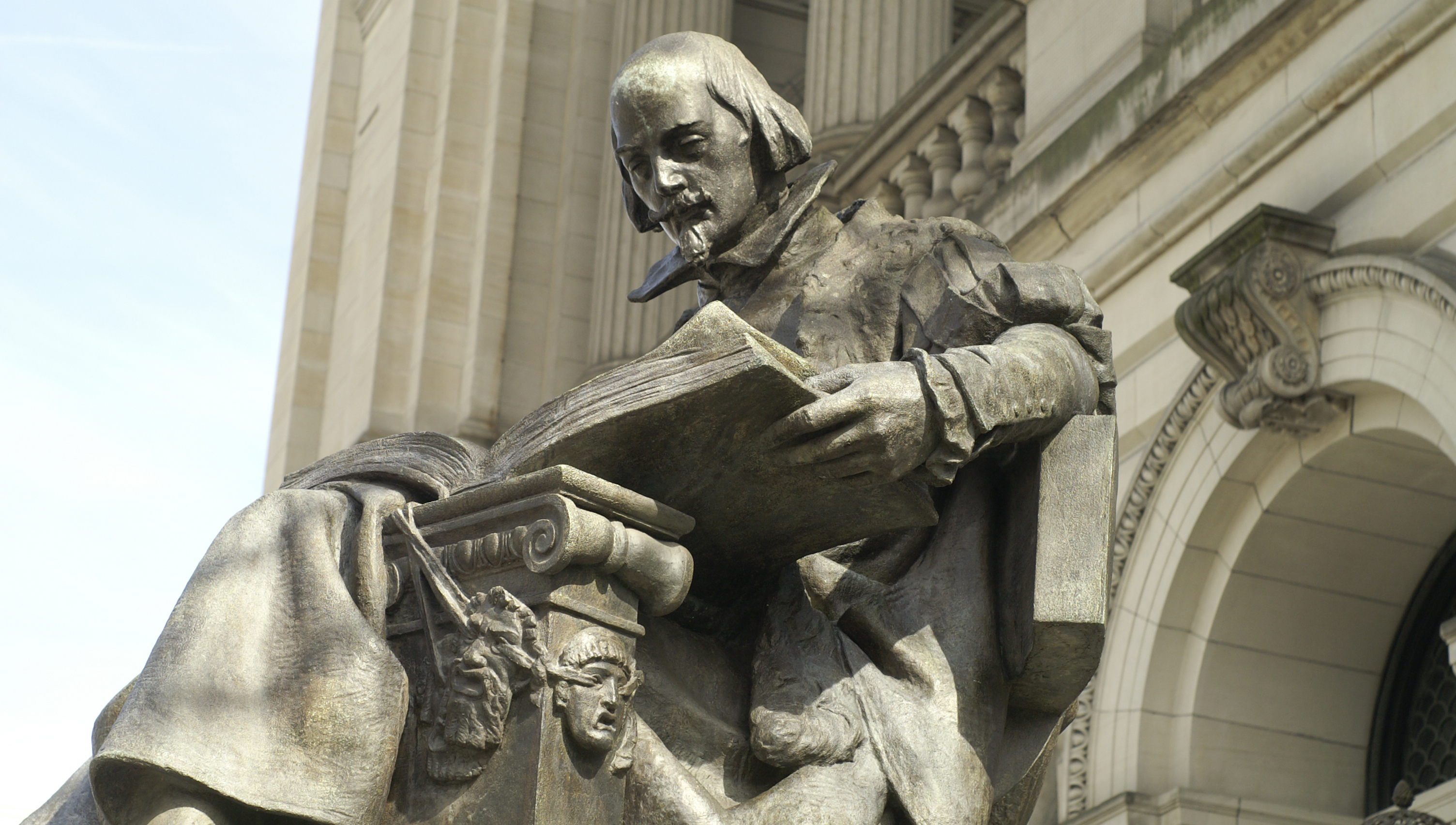 Statue of William Shakespeare outside the Carnegie Museum of Art