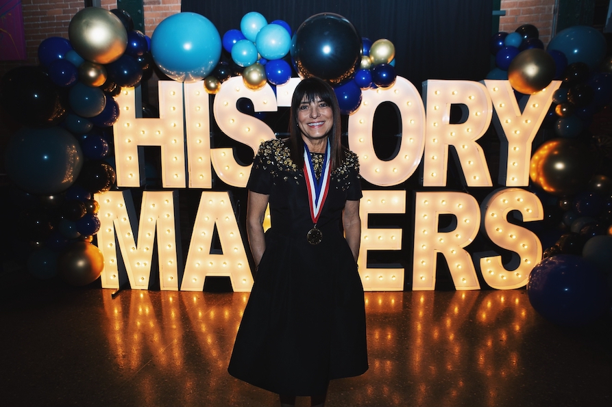 Heinz college alumna Anne Lewis receiving the Heinz History Maker Award