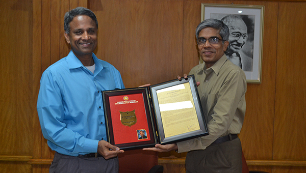 Dean Krishnan receiving IIT Madras Alumni Award