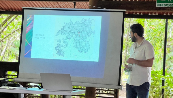 Dulce Rubio explains RELand to the Colombian Campaign to Ban Landmines.