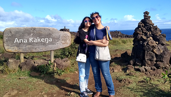 Quiroz Valenzuela with her daughter at Easter Island